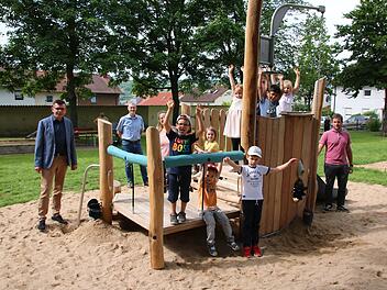 Kinder aus dem Kindergarten St. Marien nahmen die Spielgeräte auf dem neu gestalteten Spielplatz in der Tilsiter Straße gleich nach der offiziellen Eröffnung in Beschlag.