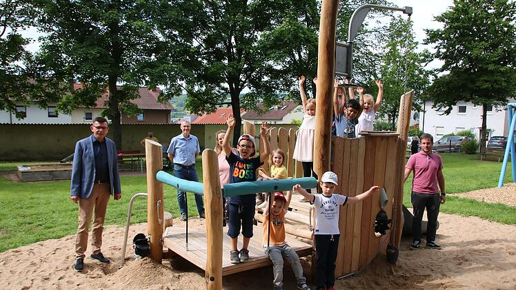 Kinder aus dem Kindergarten St. Marien nahmen die Spielgeräte auf dem neu gestalteten Spielplatz in der Tilsiter Straße gleich nach der offiziellen Eröffnung in Beschlag.