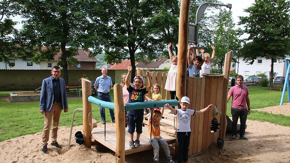 Tilsiter Straße Hammelburg: Freude über neue Spielgeräte