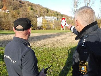 Polizeihauptkommissar Thomas Vöth (rechts) im Gespräch mit einem der beiden Ehrenamtlichen, die sich in Bad Brückenau bei der Bayerischen Sicherheitswacht engagieren.