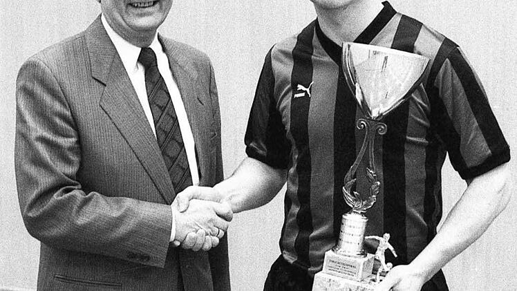 Zita-Zeier-Turnier des FC Hammelburg: Den Torj&auml;gerpokal verteidigt Helmut Golling aus Thulba. B&uuml;rgermeister Elmar Hartung &uuml;berreicht die Troph&auml;e.