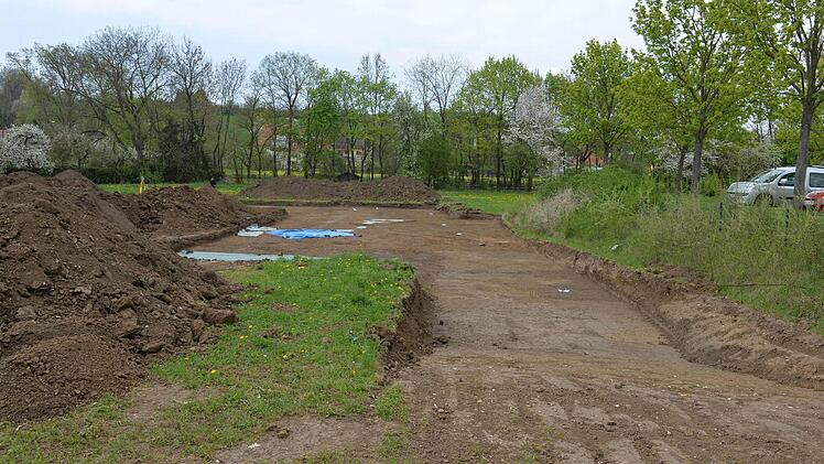 Die Grabungsstelle an der Straße am Schießgraben. Die Reste der Siedlung im rechten Bild-Teil sind mit Markierungen belegt.  Fotos: Ronald Rinklef