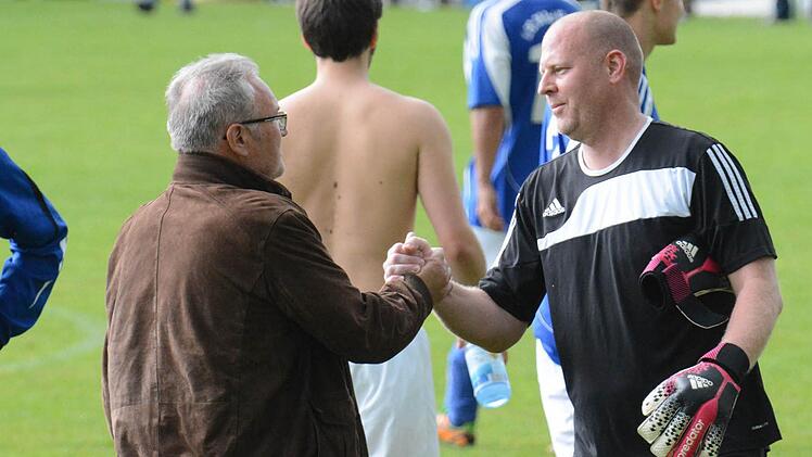 Shakehands nach dem heißen Derby: Der Garitzer Vorsitzende Thomas Leiner (links) und FC-06-Vorstandsmitglied Jörg Schaffelhofer.