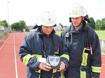 Diese beiden Feuerwehrleute konnten mit ihrem Gas-Messgerät auf dem Sportgelände nichts feststellen. Foto: Andreas Dorsch