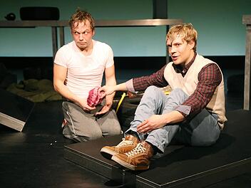 Ingo Paulick (links) und Oliver Baesler in Wolfgang Herrndorfs "Tschick" in der Coburger Reithalle. Die Vorstellung am Sonntag muss krankheitsbedingt entfallen. Foto: Henning Rosenbusch
