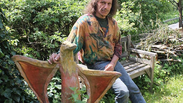 Tamahara zeigt eine seiner Skulpturen.