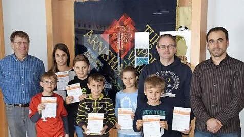 Stolz auf das Sportabzeichen sind (von links): Markus Brand, Sportabzeichenprüfer, Tim Glöckler, Sophie Schmitt, Benedikt Fischer, Tristan Schmitt, Vanessa Stüber, Niklas Stüber, Sascha Stüber, Holger Schmitt, 2. Vorsitzender TSV. Foto: TSV Arnshausen