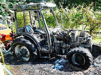 Traktor brennt im Weinberg
