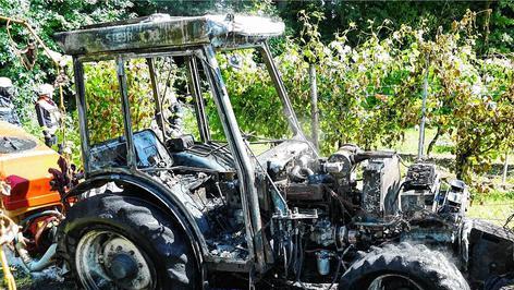 Traktor brennt im Weinberg