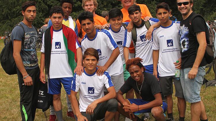 Die stärkste Teilnehmergruppe in der Staffel kam vom Kindergarten Limbach mit neun Teams (27 Teilnehmern), gefolgt von der "Kinderjugendhilfe Eltmann (unser Bild) mit sieben Teams (21 Teilnehmer), darunter 18 Asylbewerber aus Afghanistan, Eritrea und Syrien. Hier mit ihrem Leiter Peter Rödelmaier (rechts)