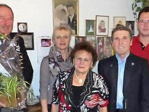 Edeltraud und Alfred Marquart (vorne, Bildmitte) zusammen mit Bürgermeister Alfred Kolenda (links) im Kreise der Familie Foto: Wulf
