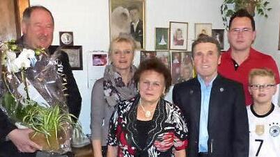 Edeltraud und Alfred Marquart (vorne, Bildmitte) zusammen mit Bürgermeister Alfred Kolenda (links) im Kreise der Familie Foto: Wulf