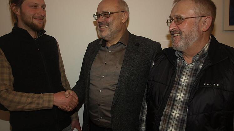 Bürgermeister Franz Kuhn (Mitte) begrüßte den neuen Leiter des Gemeindewaldes Matthias Lunz (links) und dankte Reinhard Landgraf, der sich als Forstschutzbeauftragter zur Verfügung stellt.  Foto: Stefan Geiger