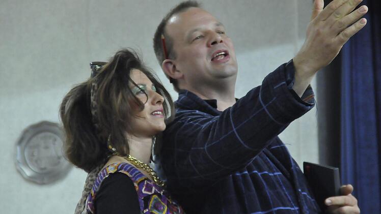 Ein Poet (Mario Metz) reimt für seine Tante (Diana Endres). Foto: Peter Klopf