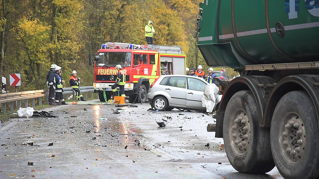 Helmstadt: Auto schleudert in Lastwagen - Fahrerin stirbt