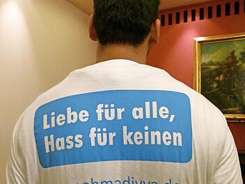 Er trägt ein T-Shirt mit dem Leitmotiv der Aktion.  Fotos: Marion Krüger-Hundrup