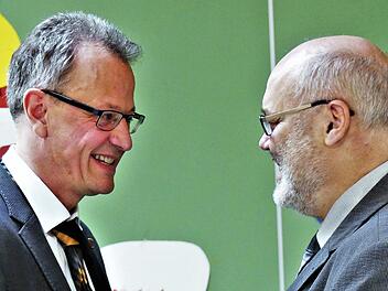 Schulleiter Ulrich Müller (links) wird vom Oerlenbacher Bürgermeister Franz Kuhn bei der Weihnachtsfeier im Dezember im neuen Amt begrüßt. Nun stellte sich der Schulleiter auch dem Gemeinderat vor.  Fotos: Margit Hofmann/Archiv