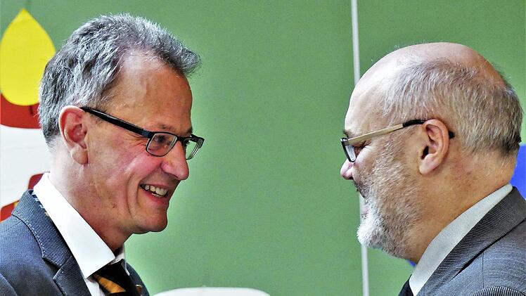 Schulleiter Ulrich Müller (links) wird vom Oerlenbacher Bürgermeister Franz Kuhn bei der Weihnachtsfeier im Dezember im neuen Amt begrüßt. Nun stellte sich der Schulleiter auch dem Gemeinderat vor.  Fotos: Margit Hofmann/Archiv