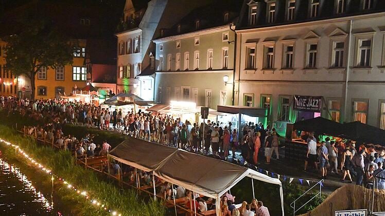 In diesem Jahr soll es erstmals eine gesponserte Sandkerwa in Bamberg geben. Welche Firmen unterstützen das Fest?  Diese und viele weiter Fragen wollen  die Verantwortlichen des beliebten Volksfestes am Donnerstag, 12. Juli, beantworten. Wir berichten im Live-Ticker.  Foto: Ronald Rinklef/Archiv
