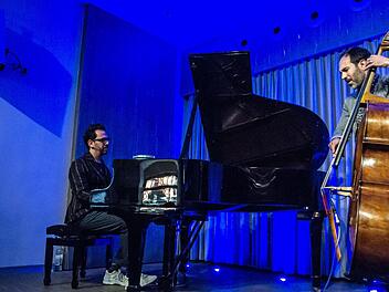Der Pianist Omer Klein und der Kontrabassist Haggai Cohen-Milo gastiert erstmals in Coburg. Mit einem umjubelten Duoabend eröffneten sie die neue Saison von "Leise am Markt".Foto: Jochen Berger