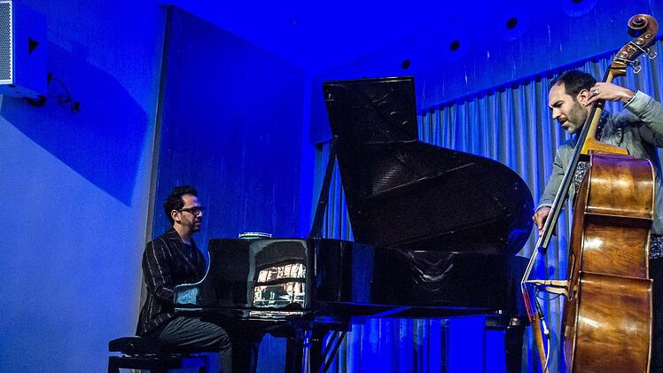 Der Pianist Omer Klein und der Kontrabassist Haggai Cohen-Milo gastiert erstmals in Coburg. Mit einem umjubelten Duoabend eröffneten sie die neue Saison von "Leise am Markt".Foto: Jochen Berger