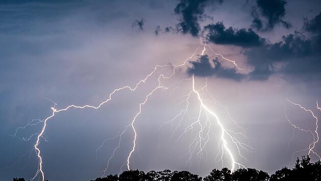 Nach der Hitzewelle der vergangenen Tage zieht jetzt eine Kaltfront auf. Mit im Gep&auml;ck: Unwetter in Teilen Bayerns. Symbolfoto:  Patrick Pleul/dpa