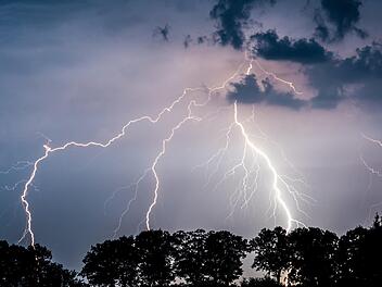 Nach der Hitzewelle der vergangenen Tage zieht jetzt eine Kaltfront auf. Mit im Gepäck: Unwetter in Teilen Bayerns. Symbolfoto:  Patrick Pleul/dpa
