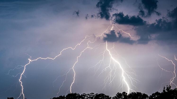 Nach der Hitzewelle der vergangenen Tage zieht jetzt eine Kaltfront auf. Mit im Gepäck: Unwetter in Teilen Bayerns. Symbolfoto:  Patrick Pleul/dpa