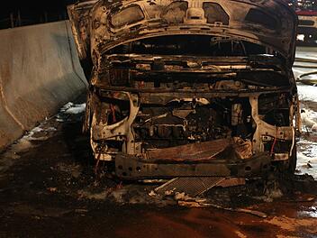 Beide Fahrzeuginsassen konnten das Auto noch verlassen. Kurz darauf stand der Wagen komplett in Flammen.  Symbolfoto: News5/Fricke