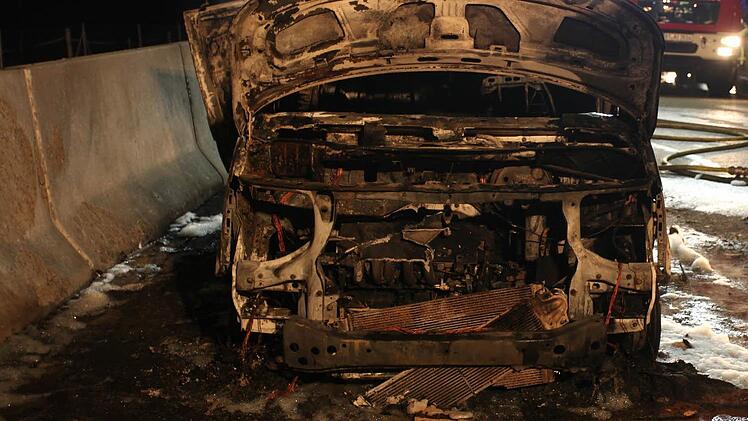 Beide Fahrzeuginsassen konnten das Auto noch verlassen. Kurz darauf stand der Wagen komplett in Flammen.  Symbolfoto: News5/Fricke