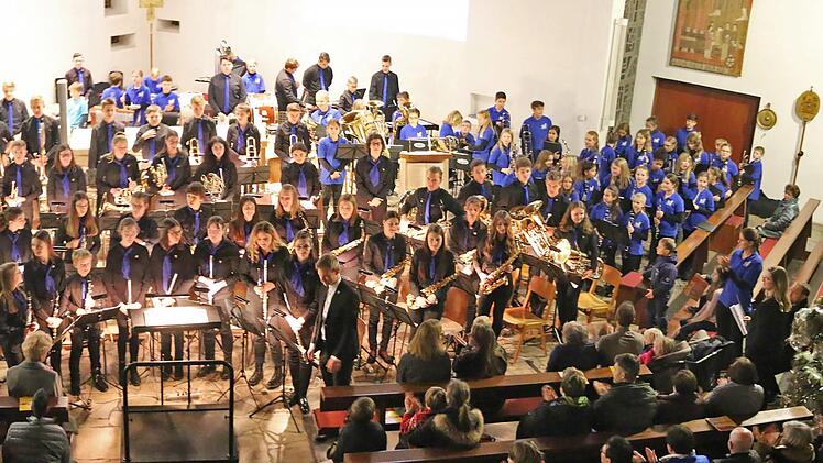 Die versammelten Nachwuchsmusiker des Musikvereins Forchheim-Buckenhofen in der St.-Josefskirche Foto: Jan Korporaal