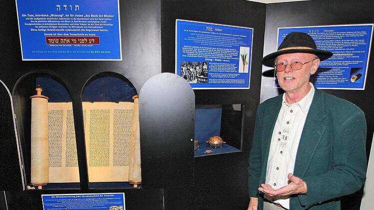 Die Synagoge in Maßbach beherbergt schon jetzt ein kleines Museum, das von  Klaus Bub (Bild) gehütet wird. Die Vorarbeiten zur Sanierung und  Umgestaltung des Gebäudes wurden nun vom Marktgemeinderat vergeben. Foto:  Dieter Britz
