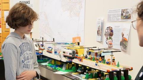 Marc (12) erläutert bei der Ausstellungseröffnung sein Modell, das er mit Kilian (11) gestaltet hat. Trixi Agatha (r.) vom ZV Stub moderierte die Präsentation.   Foto: Pascale Ferry