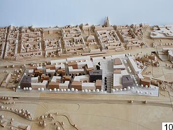 Auf dem Großparkplatz  plant die Stadt ein neues Quartier - die "Regnitzstadt". Der Entwurf zeigt, wie es  zwischen Bahngleisen (obere Linie) und A 73 (untere Linie) künftig aussehen könnte.  Beide Modelle sehen große Parkhäuser vor (rechts). Die Stadt-Umland-Bahn könnte auf einem zentralen Platz eine Schleife mit Haltestelle bekommen. Auf dem Rest der Fläche soll ein Mix aus Wohnen, Gewerbe und Büros entstehen. Auch eine Fachschule für Pflegeberufe soll Platz haben. Foto: Stadt Erlangen