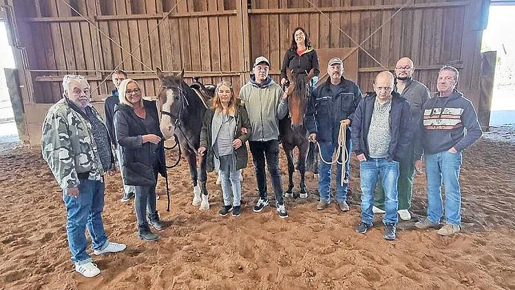 Die Besucher hatten viel Spa&szlig;: (von links) Michael Br&uuml;ckner, Max Naumann, Simone Werner (Mitarbeiterin), Gudrun Rampp-Thamm, Emanuel Paul, Sonja Illig (Mitarbeiterin), Erwin Vorndran (Besitzer Reiterhof), Frank D&uuml;nisch, Christian Kress und Vinzenz...