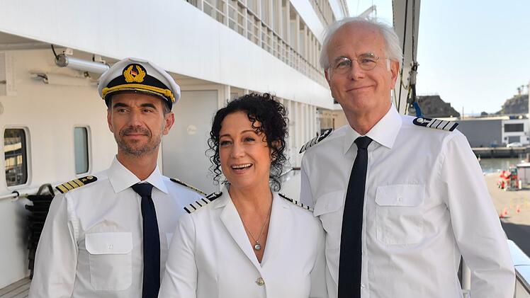 Max Parger (Florian Silbereisen, links), Hanna Liebhold (Barbara Wussow) und Oskar Schifferle (Harald Schmidt) erhoffen sich eine ruhige Reise.
