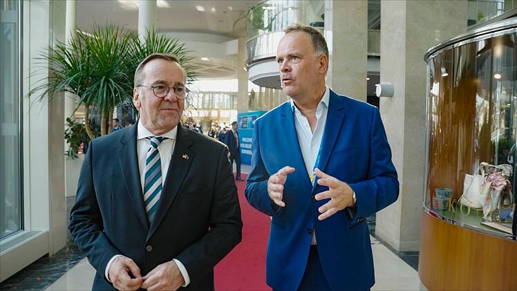 Christian Sievers (rechts) traf Bundesverteidigungsminister Boris Pistorius unter anderem beim Nato-Gipfel in Ankara.