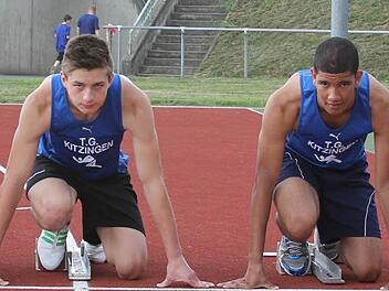 Der TGK-ler Robin Meyer (links) holte bei der Bayerischen Meisterschaft der U18 die Silbermedaille im 60 Meter-Sprint. Sein Teamkollege Dorian Sanders (rechts) wurde Siebter im Hochsprung. Foto: Gerd Ludwig