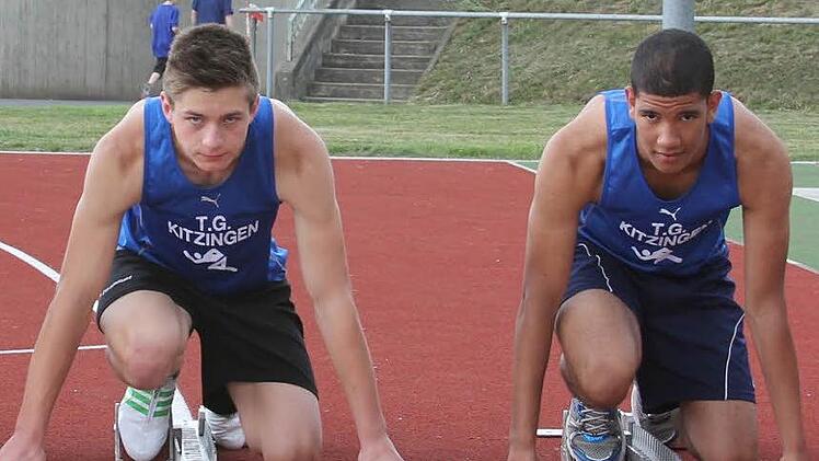 Der TGK-ler Robin Meyer (links) holte bei der Bayerischen Meisterschaft der U18 die Silbermedaille im 60 Meter-Sprint. Sein Teamkollege Dorian Sanders (rechts) wurde Siebter im Hochsprung. Foto: Gerd Ludwig