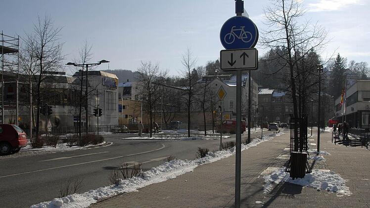 Es gibt nicht wenig Radwege in der Innenstadt, aber kein durchgängiges Wegenetz.