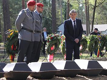 Alfred Ganzleben gedenkt seiner toten Kameraden. Auch heute noch werden Jahr für Jahr die Gebeine toter Soldaten gefunden, die Ende April 1945 im Kessel von Halbe ums Leben gekommen sind. Diese werden auf dem Waldfriedhof umgebettet. Fotos: Alexander Hartmann