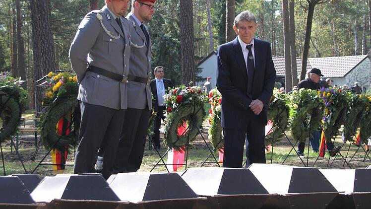 Alfred Ganzleben gedenkt seiner toten Kameraden. Auch heute noch werden Jahr für Jahr die Gebeine toter Soldaten gefunden, die Ende April 1945 im Kessel von Halbe ums Leben gekommen sind. Diese werden auf dem Waldfriedhof umgebettet. Fotos: Alexander Hartmann