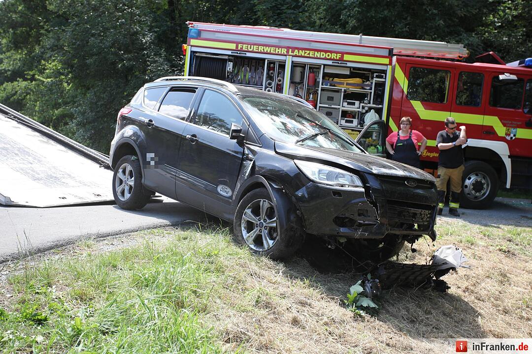 Pkw kracht in Traktor auf der B303