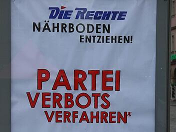 Die Kripo Bamberg ermittelt gegen anonyme Politaktivisten, die in der Nacht zum Montag drei Plakate im Stadtgebiet angebracht hatten.  Foto: Privat