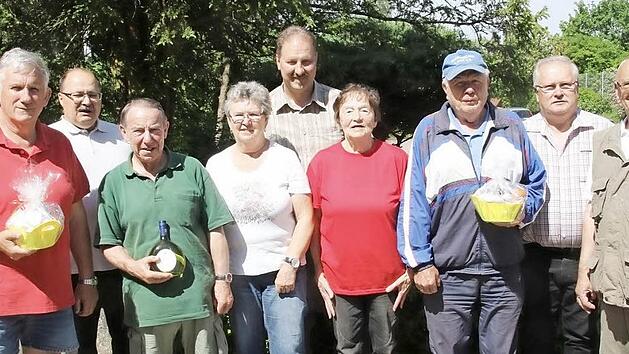 Der Erste Vorsitzende des TSV Untersiemau J&uuml;rgen R&uuml;ckert (Zweiter von links), Zweiter B&uuml;rgermeister Frank Weber (F&uuml;nfter von links) sowie Wanderwart Bernd Heil (Achter von links) zeichneten die st&auml;rksten Gruppen mit Sachpreisen aus.