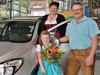 Als strahlende Gewinner zeigte sich das Ehepaar Nancy und Axel Kretz mit Tochter Luisa aus Modlos (Oberleichtersbach) beim Abholen ihres Geländewagens.  Foto: Sigismund von Dobschütz: