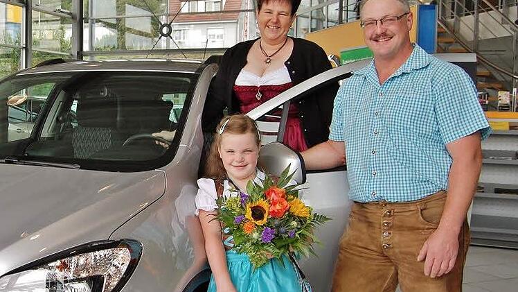 Als strahlende Gewinner zeigte sich das Ehepaar Nancy und Axel Kretz mit Tochter Luisa aus Modlos (Oberleichtersbach) beim Abholen ihres Geländewagens.  Foto: Sigismund von Dobschütz: