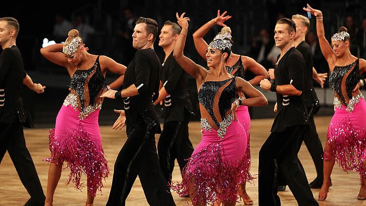 Die Mannschaft vom Gr&uuml;n-Gold-Club Bremen bei ihrer Choreographie "Noices, Voices and Melodies"
