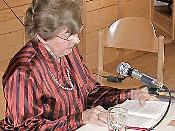 Im M&auml;rz 2015 las die Buchautorin Elfriede Eckle im Rentweinsdorfer Marktsaal aus ihrem Buch "Die B&auml;ume weinen um Regen", dabei ist das Bild entstanden.  Foto: Archiv Horst Schneider