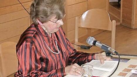 Im M&auml;rz 2015 las die Buchautorin Elfriede Eckle im Rentweinsdorfer Marktsaal aus ihrem Buch "Die B&auml;ume weinen um Regen", dabei ist das Bild entstanden.  Foto: Archiv Horst Schneider